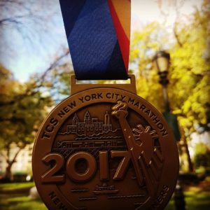 De NYC marathon 2017 medaille van Meisjes van vijftig